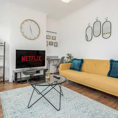 Entire Lovely Family Home With Parking, Wifi, Netflix, Self Check-In ロンドン エクステリア 写真