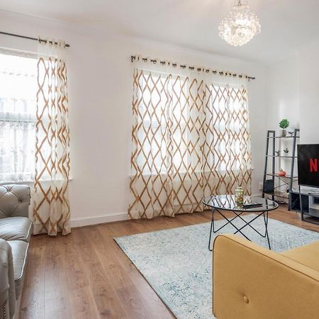 Entire Lovely Family Home With Parking, Wifi, Netflix, Self Check-In ロンドン エクステリア 写真