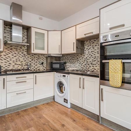 Entire Lovely Family Home With Parking, Wifi, Netflix, Self Check-In ロンドン エクステリア 写真